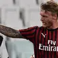 Bek AC Milan, Simon Kjaer, menghibur Cristiano Ronaldo yang gagal mencetak gol lewat tendangan penalti pada laga leg kedua semifinal Coppa Italia di Allianz Stadium, Sabtu (13/6/2020) dini hari WIB. Juventus bermain imbang 0-0 atas AC Milan. (AFP/Miguel Medina)