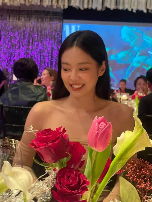 Wajah Jennie BLACKPINK dipulas dengan Korean Makeup look yang fresh bernuansa pink [@jennierubyjane]