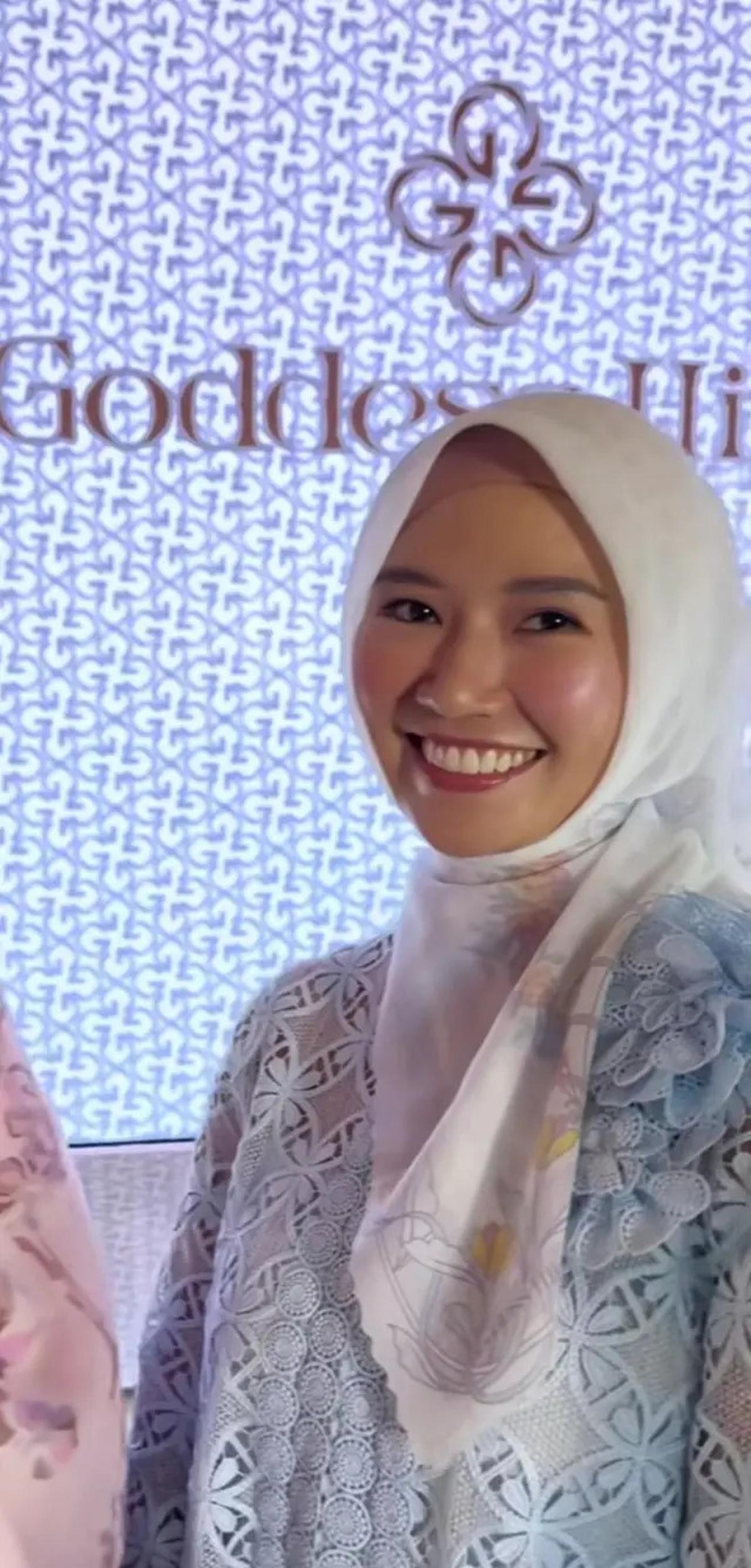 7 Potret Reni Effendi Istri dr Richard Lee Belajar Pakai Hijab
