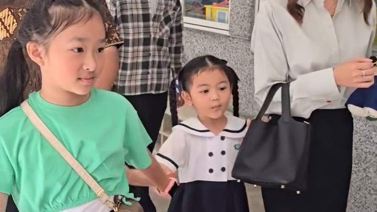 Sarwendah dan Ruben Onsu Terlihat Bersama di Kelulusan TK Anak, Foto Bareng Juga