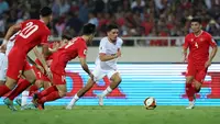 Pemain Timnas Indonesia, Ragnar Oratmangoen menggiring bola melewati sejumlah pemain Vietnam pada laga Grup F Kualifikasi Piala Dunia 2026 di My Dinh Stadium, Vietnam, Selasa (26/03/2024). (Dok.PSSI)