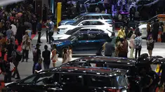 Pengunjung melihat-lihat mobil yang dipamerkan saat International Motor Show (IIMS) 2026 di JIExpo Kemayoran, Jakarta, Kamis (5/2/2026). Indonesia International Motor Show (IIMS) 2026, kembali digelar. (Kapanlagi.com/Budy Santoso)