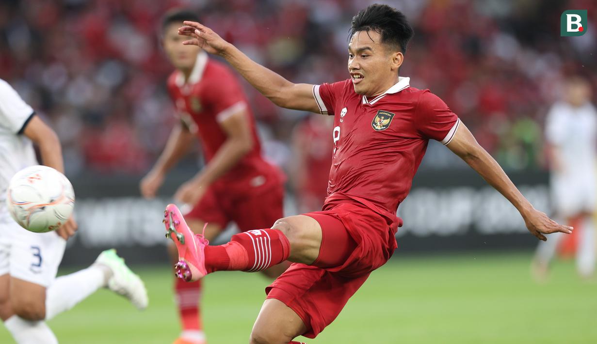 <p>Pemain Timnas Indonesia, Witan Sulaiman&nbsp;berusaha menjebol gawang Kamboja dalam laga Grup A Piala AFF 2022 antara Timnas Indonesia melawan Timnas Kamboja yang berlangsung di Stadion Utama Gelora Bung Karno (SUGBK), Jumat (23/12/2022). (Bola.com/Bagaskara Lazuardi)</p>