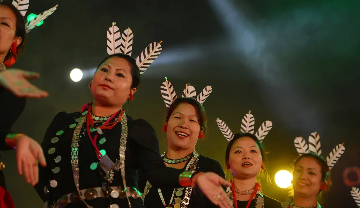 Peserta menampilkan tarian di hari terakhir Festival Tawang di perbatasan Indo-China, utara timur negara bagian Arunachal Pradesh, India (23/10). Berlangsung tiga hari, festival ini mempromosikan budaya dan tradisi setempat. (AFP/ Tauseef Mustafa)