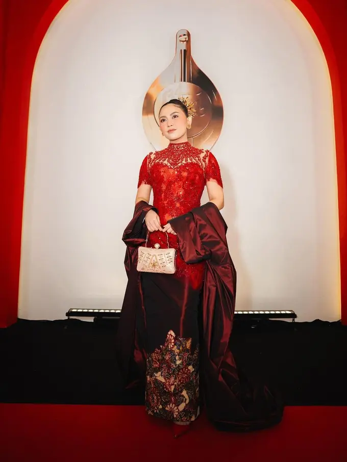 Artis pakai kostum merah di FFI 2023