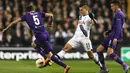 Gelandang Tottenham Hotspur, Erik Lamela (tengah) berusaha melewati dua pemain Fiorentina pada leg kedua babak 32 besar Liga Europa di White Hart Lane, London, Inggris (26/2). Tottenham menang atas Fiorentina dengan skor 3-0. (Reuters/Matius Childs)
