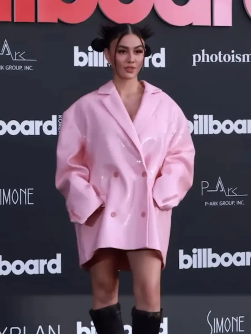 Gaya Keren Agnez Mo di Billboard Korea dengan Blazer Pink, Tampil Mencolok di Antara KPop Idol yang Pakai Outfit Serba Hitam