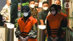 Hakim Yustisia atau Panitera Pengganti MA Elly Tri Pangestu dan Desy Yustria selaku PNS pada Kepaniteraan MA  seusai konferensi pers terkait operasi tangkap tangan (OTT) perkara suap di Mahkamah Agung, di gedung KPK, Jakarta, Jumat (23/9/2022).   Suap diduga berkaitan dengan upaya kasasi di MA atas putusan pailit Koperasi Simpan Pinjam Intidana.. (Liputan6.com/Herman Zakharia)