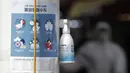 Botol cairan pembersih tangan disediakan di sisi jalan untuk warga di sebelah pemberitahuan tentang tindakan pencegahan COVID-19 di depan pasar di Seoul, Korea Selatan (26/2/2020). Cairan pembersih berbasis alkohol bisa membunuh virus yang kemungkinan berada di tangan. (AP Photo/Lee Jin-man)