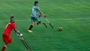 Warga Palestina yang diamputasi berusaha menggiring bola selama pertandingan  di stadion Kota Gaza, Selasa (27/8/2019). Turnamen lokal tersebut diadakan pertama kali bagi orang-orang Palestina yang kehilangan anggota tubuhnya akibat tembakan Israel di Jalur Gaza. (AP Photo/Hatem Moussa)