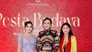 Kebaya rancangan @windysavosacouture yang dikenakan Ashanty terbuat dari bahan brokat dengan detail sulaman indah, memberikan kesan anggun dan menawan. Warna ungu lembut pada kebaya ini membuat penampilannya terlihat lembut namun tetap memancarkan aura elegan. [@ashanty_ash].