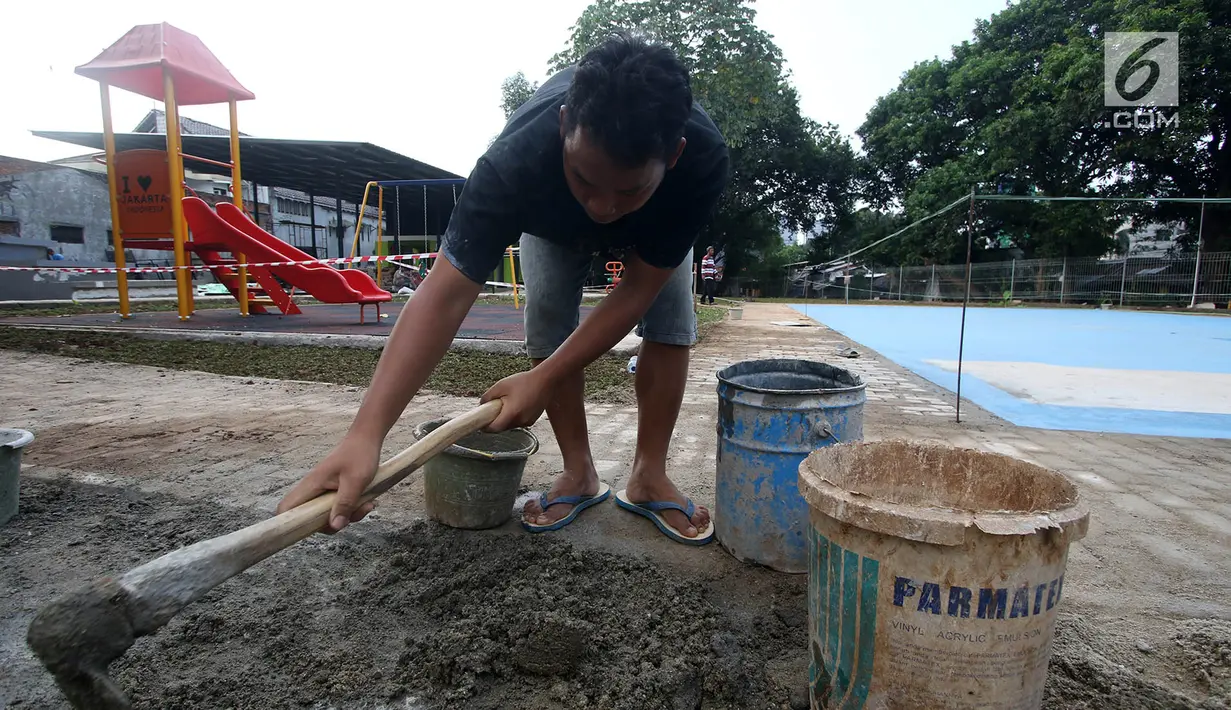 Pekerja mengaduk semen untuk menyelesaikan pembangunan RPTRA di Jalan Simpang Tiga Kalibata, Jakarta, Sabtu (30/9). Rencananya Djarot juga akan meresmikan secara serentak pada tanggal 10 Oktober 2017. (Liputan6.com/Immanuel Antonius)