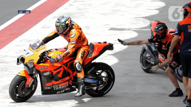 Kesibukan Pit Lane Sirkuit Mandalika Saat Sesi Pemanasan MotoGP