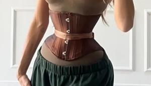 Tren operasi pemotongan tulang rusuk demi tubuh langsing Ozempic yang berbahaya. (dok. Tiktok @enna_nutschell)