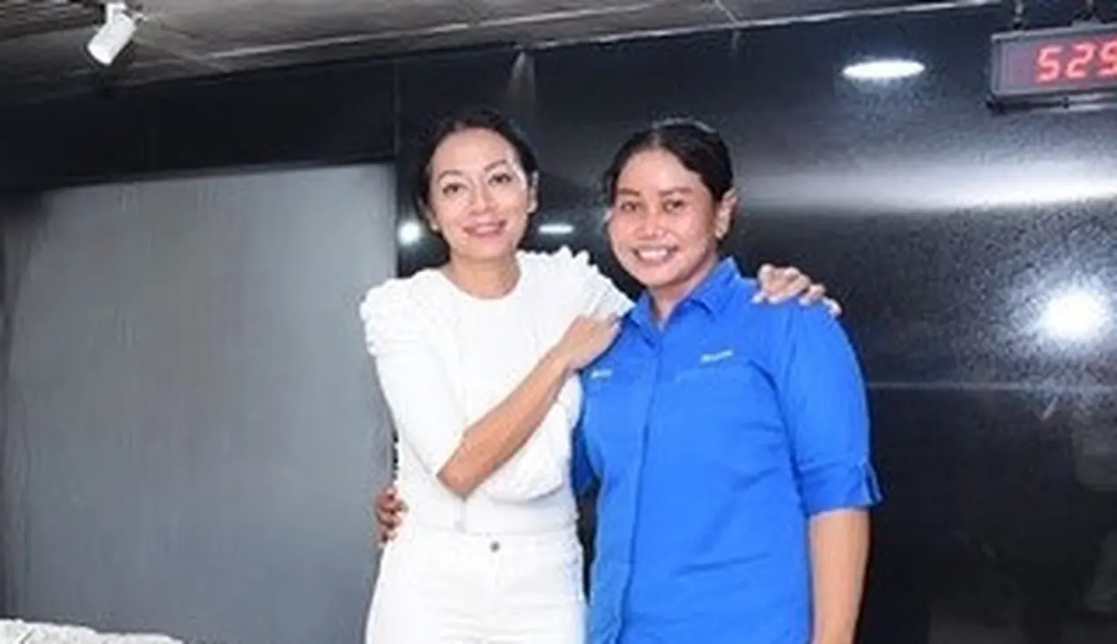Begitu masuk ke ruang krematorium, seorang petugas bernama Siti, merangkul Dee Lestari. Air mukanya tampak syok dan berkali mengucap istighfar saking takjub lalu menyampaikan sesuatu. “Selama 15 tahun bekerja di rumah duka, belum pernah dia melihat hasil kremasi sebagus itu. Belum pernah ia menemukan tengkorak sebegitu utuh, tulang teramat putih, berbentuk masih panjang-panjang, bahkan giginya masih rapi,” Dee Lestari berbagi cerita. (Foto: Dok. Instagram @deelestari)