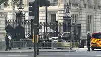 Sebuah mobil menabrak gerbang Downing Street 10 di London, Inggris, Kamis (25/5/2023). Peristiwa ini tidak ditangani sebagai aksi terorisme. (Ben Hatton/PA via AP)