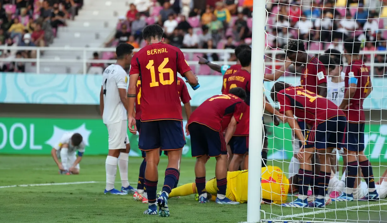 Kiper Spanyol Raul Jimenez bikin blunder di injury time babak pertama. Hal tersebut mampu dimanfaatkan Behruz Shukurullaev. Skor 2-1 untuk Spanyol sampai turun minum. (Doc. LOC WCU17/RKY)