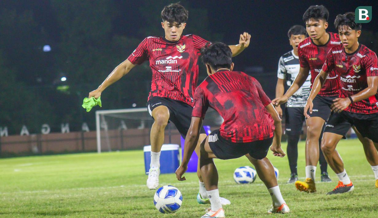 Pemain Timnas Indonesia U-19, Ji Da Bin menguasai bola saat sesi gim dalam latihan terbuka perdana skuad Timnas Indonesia U-19 di Lapangan THOR, Surabaya, Kamis (11/7/2024) sebagai persiapan akhir menghadapi ajang Piala AFF U-19 2024 yang akan berlangsung pada 17-19 Juli 2024. (Bola.com/Aditya Wany)