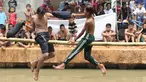 Anak-anak bermain lomba pukul bantal di sekitar Kalimalang, Jakarta, Sabtu (17/8/2019). Beragam lomba permainan digelar warga untuk menyemarakkan HUT ke-74 Republik Indonesia. (Liputan6.com/Helmi Fithriansyah)