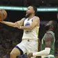 Stephen Curry saat dibayangi Jaylen Brown dari Boston Celtics di game 1 final NBA (AP)