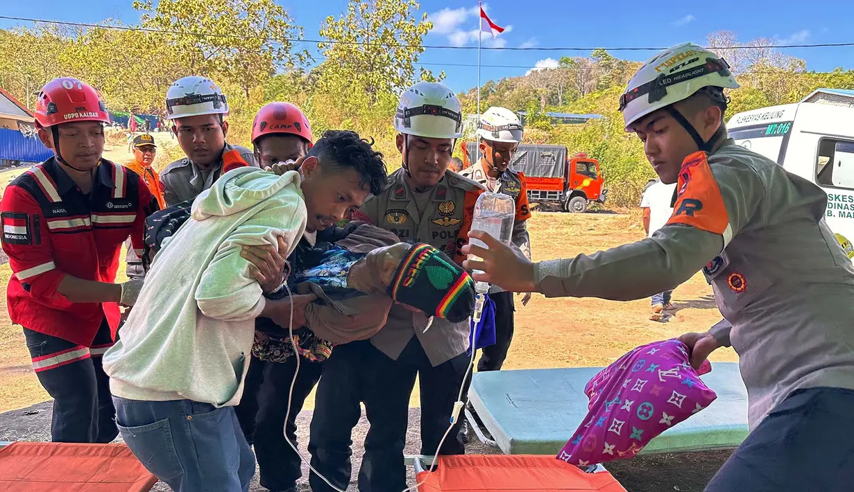 Tim penyelamat mengevakuasi seorang korban gempa di Lamba Leda Utara Nusa Tenggara Timur, Indonesia, Selasa, 18 Agustus 2026. (AP Photo/Firdia Lisnawati)