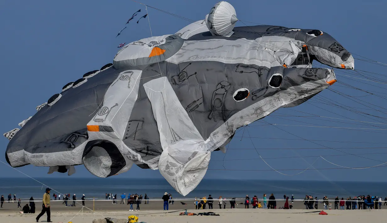 Layang-layang "Millenium Condor' terbang selama Festival Layang-Layang Internasional ke-33 di Berck-sur-Mer, Prancis utara, Sabtu (6/4/2019). Festival Layang-Layang Internasional ini diselenggarakan setiap bulan April dan berlangsung selama 10 hari.  (Photo by Philippe HUGUEN / AFP)