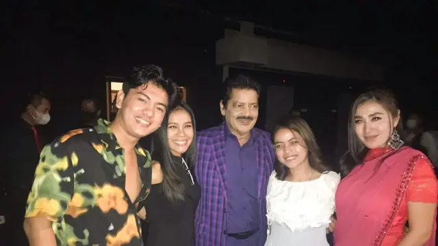 Penyanyi Bollywood Udit Narayan bersama Putri DA dan Vina Fan (Foto: Instagram vinavinafan)