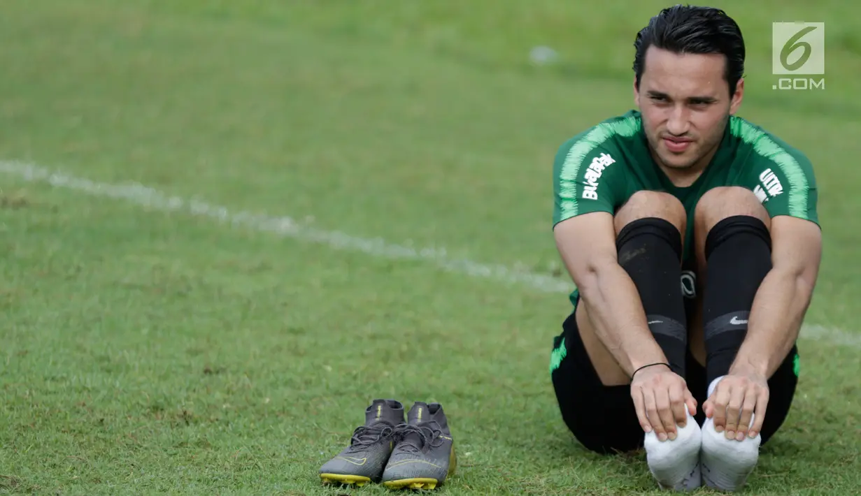 Pemain Timnas Indonesia U-23, Ezra Walian melakukan pendinginan usai mengikuti latihan di Stadion Madya, Jakarta, Kamis (14/3). Latihan ini merupakan persiapan jelang Kualifikasi Piala AFC U-23. (Bola.com/Vitalis Yogi Trisna)