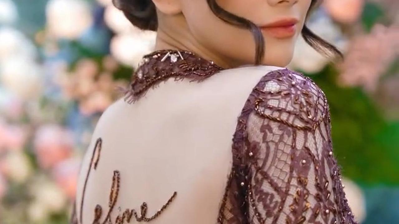 Potret Cantik Celine Evangelista Pakai Kebaya Jawa dengan Bordir Nama Sendiri di Belakang