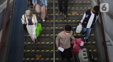 030881800_1649569805-20220410-Gelombang_Arus_Mudik_di_Stasiun_Pasar_Senen-2