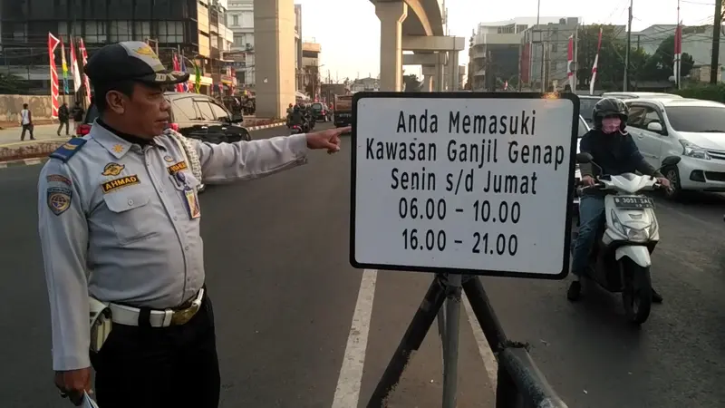 Sosialisasi ganjil genap di perempatan Jalan Fatmawati, Jakarta Selatan, Senin (12/8/2019).(Merdeka.com/ Ronald