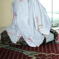 Sidang cerai Bella Shofie dengan pengusaha Papua Suryono kembali digelar, di Pengadilan Agama Jakarta Selatan, kawasan Ragunan, Jakarta Selatan, Rabu (1/6). Sebelum jalani sidang terlihat khusyuk berdoa usai salat. (Deki Prayoga/Bintang.com)