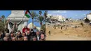 Foto kombinasi yang dibuat pada 23 September 2024 ini menunjukkan para demonstran Palestina yang menghadiri protes terhadap pemukim Yahudi yang menggusur keluarga-keluarga Palestina di distrik Sheikh Jarrah, Yerusalem, di Alun-alun Tentara Tak Dikenal di Kota Gaza, 16 Februari 2022 (foto kiri) dan alun-alun yang dihancurkan pada 22 September 2024 di tengah-tengah perang yang tengah berlangsung di wilayah Palestina antara Israel dan Hamas. (MOHAMMED ABED dan Omar AL-QATTAA/AFP)