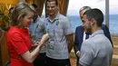 Ratu Belgia, Mathilde (kiri) berbincang akrab dengan Daniel van Buyten dan Eden Hazard (kanan) saat mengunjungi markas pemain tim berjuluk The Rode Duivels di Brasil, (23/6/2014). (REUTERS/Yves Herman)