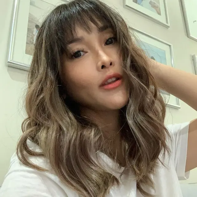 6 Potret Terbaru Eva Anindita Pasca Melahirkan, Tampil dengan Rambut Berponi