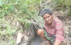 Saat Lansia Harus Memikul Air: Kisah Kesunyian di Hepang Usai Gempa