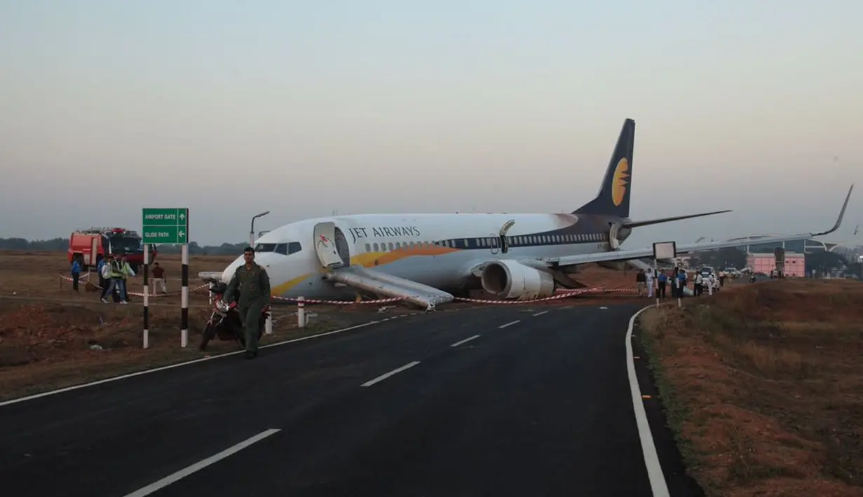 Sebuah pesawat maskapai India, Jet Airways, tergelincir saat akan lepas landas dari Bandara Dabolim di Goa, India, Selasa (27/12). Sedikitnya 15 orang mengalami luka-luka dalam insiden ini. (Indian Navy/Indian Ministry of Defence/Handout via REUTERS)