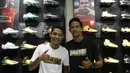 Pemain Timnas Indonesia, Irfan Bachdim dan Evan Dimas foto bersama saat menghadiri Launching toko Fisik Football di AEON Mall, Jakarta, Sabtu (30/9/2017). Fisik Football menjual berbagai macam perlengkapan sepak bola. (Bola.com/M Iqbal Ichsan)