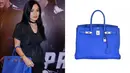 Mengoleksi tas denganharga yang fantastis seperti menjadi hal biasa di kalangan selebriti. Seperti Titi Kamal contohnya, tas keluaran Hermes berwarna biru ini memiliki harga $17.800/233.180.000 IDR. (Instagram/fashionselebrit)