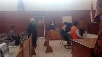 Setelah menunggu hingga tiga bulan, akhirnya sidang perdana kasus video syur Vina Garut digelar Pengadilan Negeri Garut, Jawa Barat secara tertutup (Liputan6.com/Jayadi Supriadin)