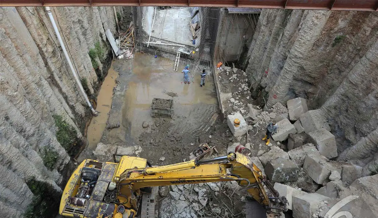 Rencananya Pintu Air Manggarai yang awalnya dua pintu akan dibuat menjadi tiga pintu air. Target pada September 2014 proyek ini kelar. Foto diambil pada Senin (30/6/2014) (Liputan6.com/Johan Tallo)
