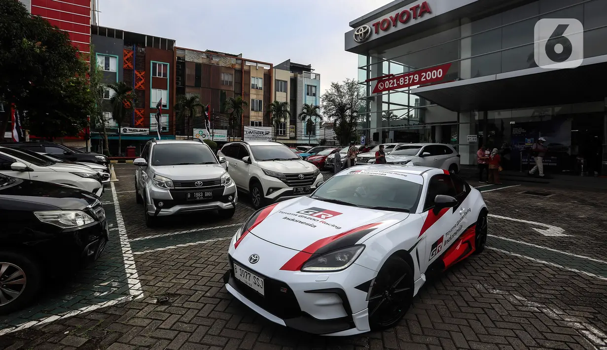 Salah satu mobil Toyota dengan sentuhan GAZOO Racing (GR) saat acara GR Zone Pertama di Cabang Auto2000 Tebet Saharjo, Jakarta, Rabu (7/12/2022). Auto2000 menghadirkan GR Zone untuk memberikan akses yang lebih dekat dan lebih mudah kepada masyarakat terhadap seluruh informasi dan excitement Toyota Gazoo Racing di Cabang Auto2000 Tebet Saharjo Jakarta. (Liputan6.com/Johan Tallo)