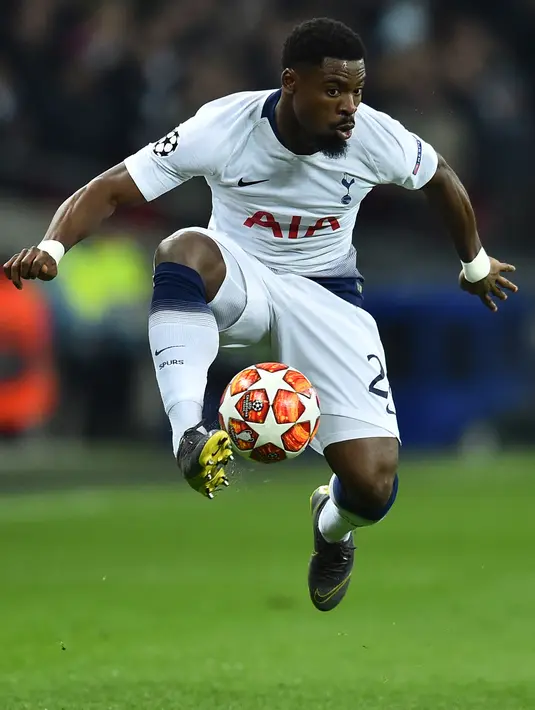 Bek Tottenham Hotspur Serge Aurier mengontrol bola saat menghadapi Borussia Dortmund pada pertandingan Liga Champions di Stadion Wembley, London, 13 Februari 2019. Pemain asal Pantai Gading ini akan membela Tottenham Hotspur menghadapi Liverpool di final Liga Champions 2019. (Photo by Glyn KIRK/AFP)