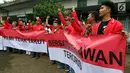 Peserta aksi membawa spanduk berisi ajakan untuk tidak takut kepada teroris dan bersatu untuk melawan teroris, Jakarta, Minggu (28/5). (Liputan6.com/Johan Tallo)