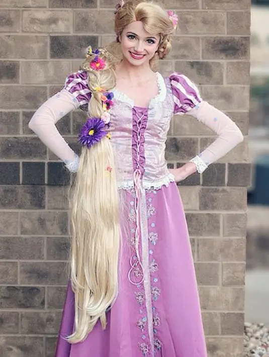 Menggunakan makeup dan kostum, Sarah Ingle menjelma menjadi Elsa (Frozen), Merida (Brave), Ariel (Little Mermaid), Snow White, Rapunzel, dan putri-putri lain. (instagram.com/sarah_e_ingle)