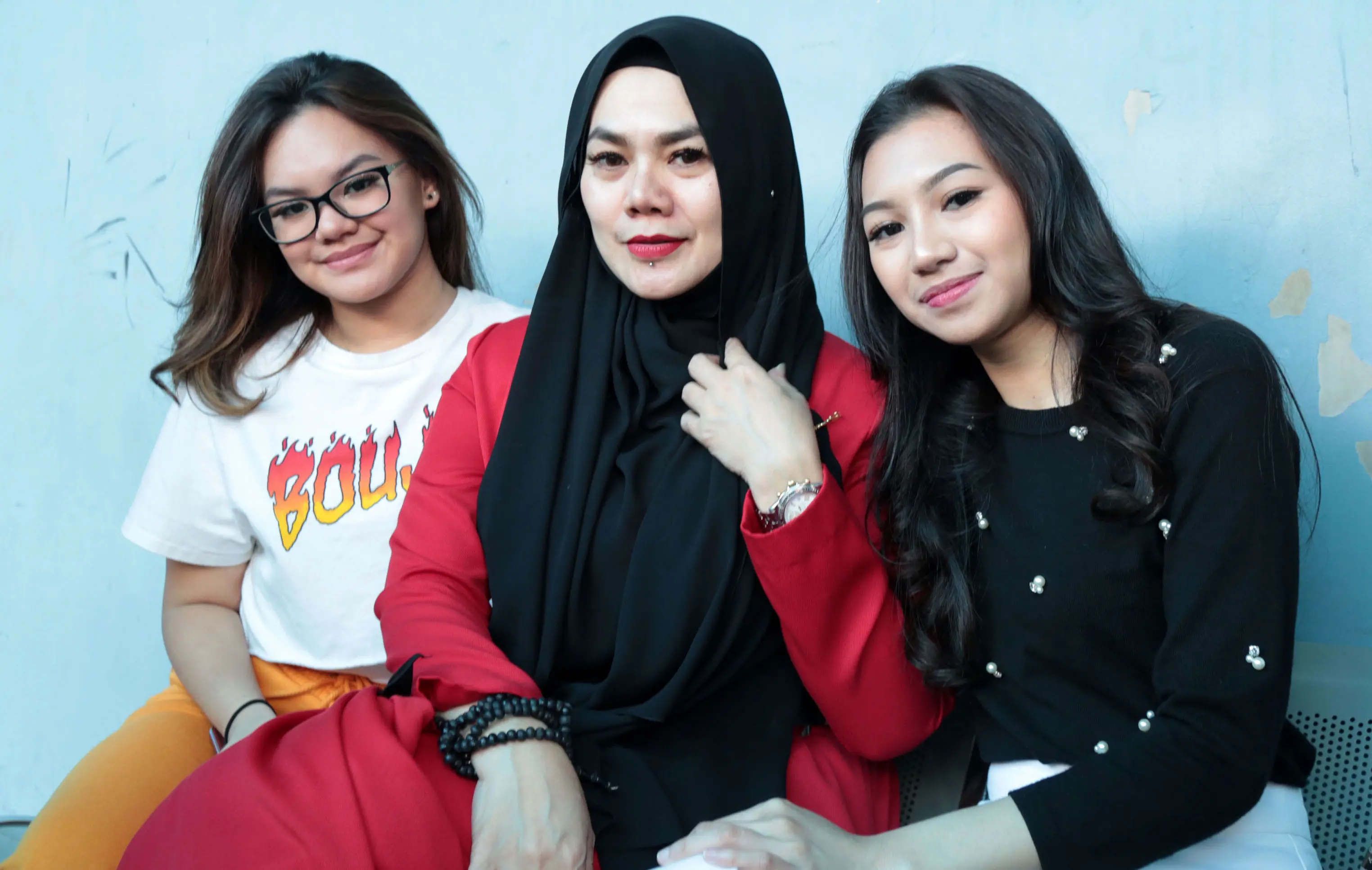 Sarita Abdul Mukti bersama dua putrinya. (Nurwahyunan/Bintang.com)