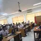 Suasana Ujian Nasional Berbasis Komputer (UNBK) di SMAN 3 Jakarta, Senin (10/4). Sebanyak 57.659 siswa SMA dan Madrasah Aliyah (MA) di DKI Jakarta mengikuti UNBK yang dimulai hari ini hingga 13 April 2017. (Liputan6.com/Immanuel Antonius)