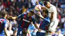 Bek Levante, Roberto Suarez, duel udara dengan gelandang Real Madrid, Casemiro, pada laga La Liga Spanyol di Stadion Santiago Bernabeu, Madrid, Sabtu (20/10). Madrid kalah 1-2 dari Levante. (AFP/Gabriel Bouys)