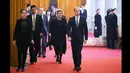 Pangeran William (kanan) tiba di Balai Agung Rakyat sebelum pertemuannya dengan Presiden China Xi Jinping, Beijing, China, (2/3/2015). Kedatangan Pangeran William untuk membina hubungan diplomatik antar kedua negara. (Reuters/Feng Li)