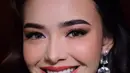 Makeup Amanda Manopo ditutup dengan lipstik merah yang bikin ia tampil mencolok [@bennusorumba]